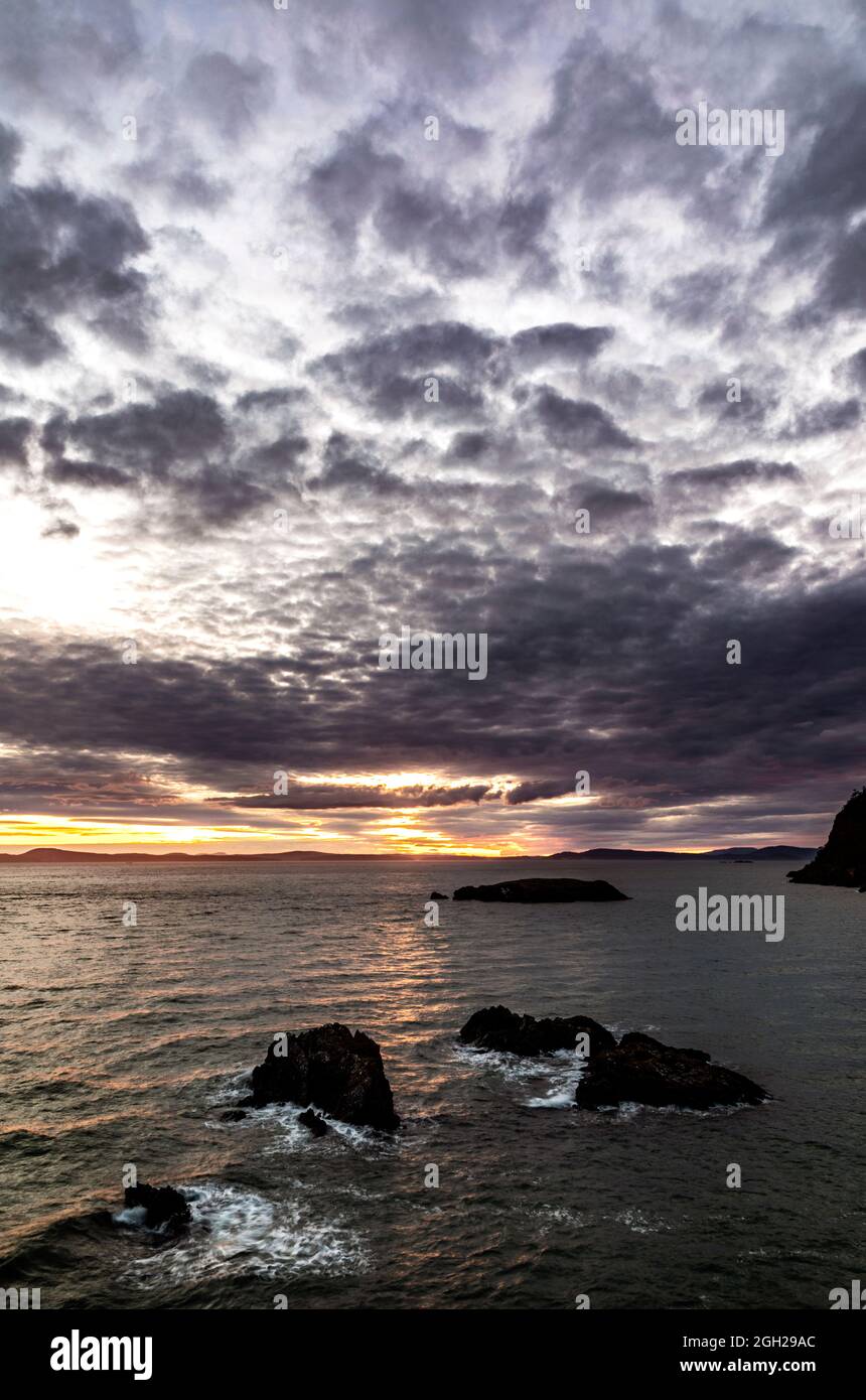 WA20239-00....WASHINGTON - coucher de soleil sur le détroit de Rosario depuis Rosario Head dans le parc national de Deception Pass, île Fidalgo. Banque D'Images