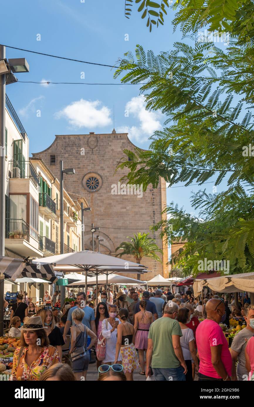 Santanyi, Espagne; septembre 04 2021: Vue générale du marché hebdomadaire de la rue dans la ville de Majorcan de Santanyi. Les touristes portant des masques de visage en raison de la Banque D'Images