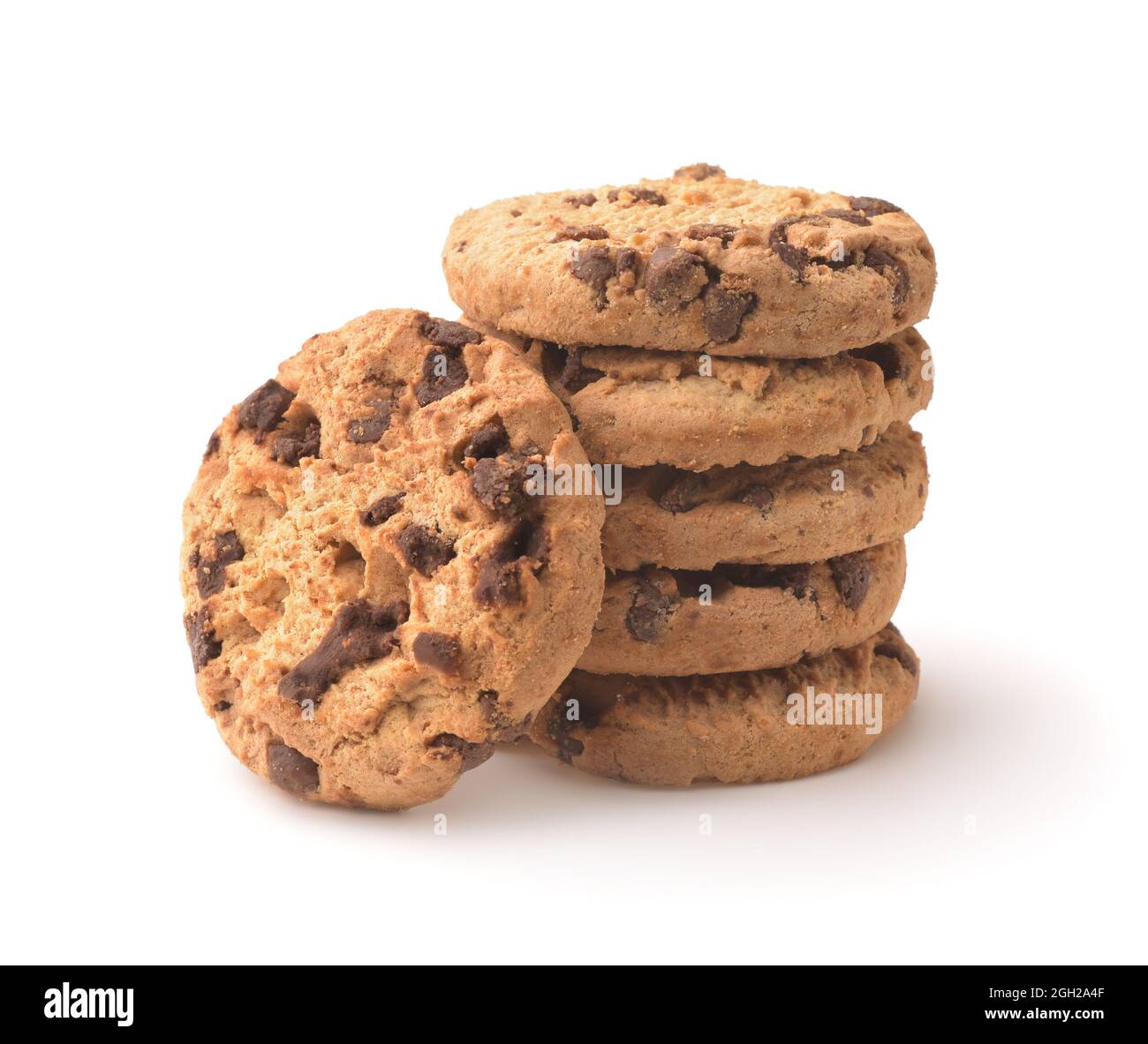 Vue avant des biscuits aux pépites de chocolat empilés isolés sur du blanc Banque D'Images