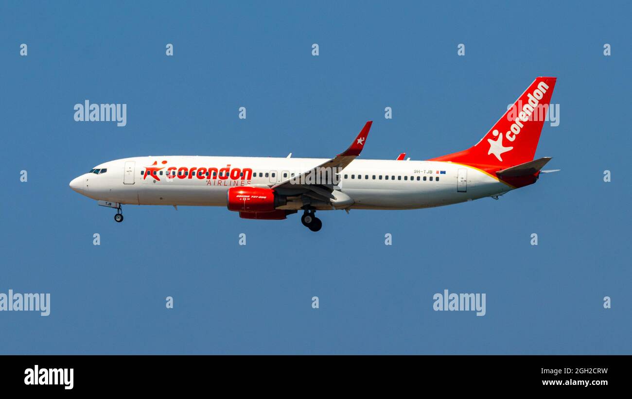 Héraklion, Grèce - le 20 août 2021 - Un Boeing 737-800 de la compagnie aérienne à bas prix Corendon Airlines dont le numéro d'identification est 9H-TJB approche Banque D'Images