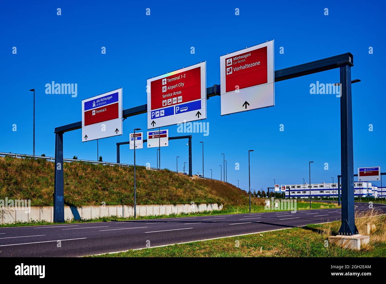 Schoenefeld, Allemagne - 3 septembre 2021 : panneau d'information dans la zone de l'aéroport BER Berlin-Brandebourg. Banque D'Images