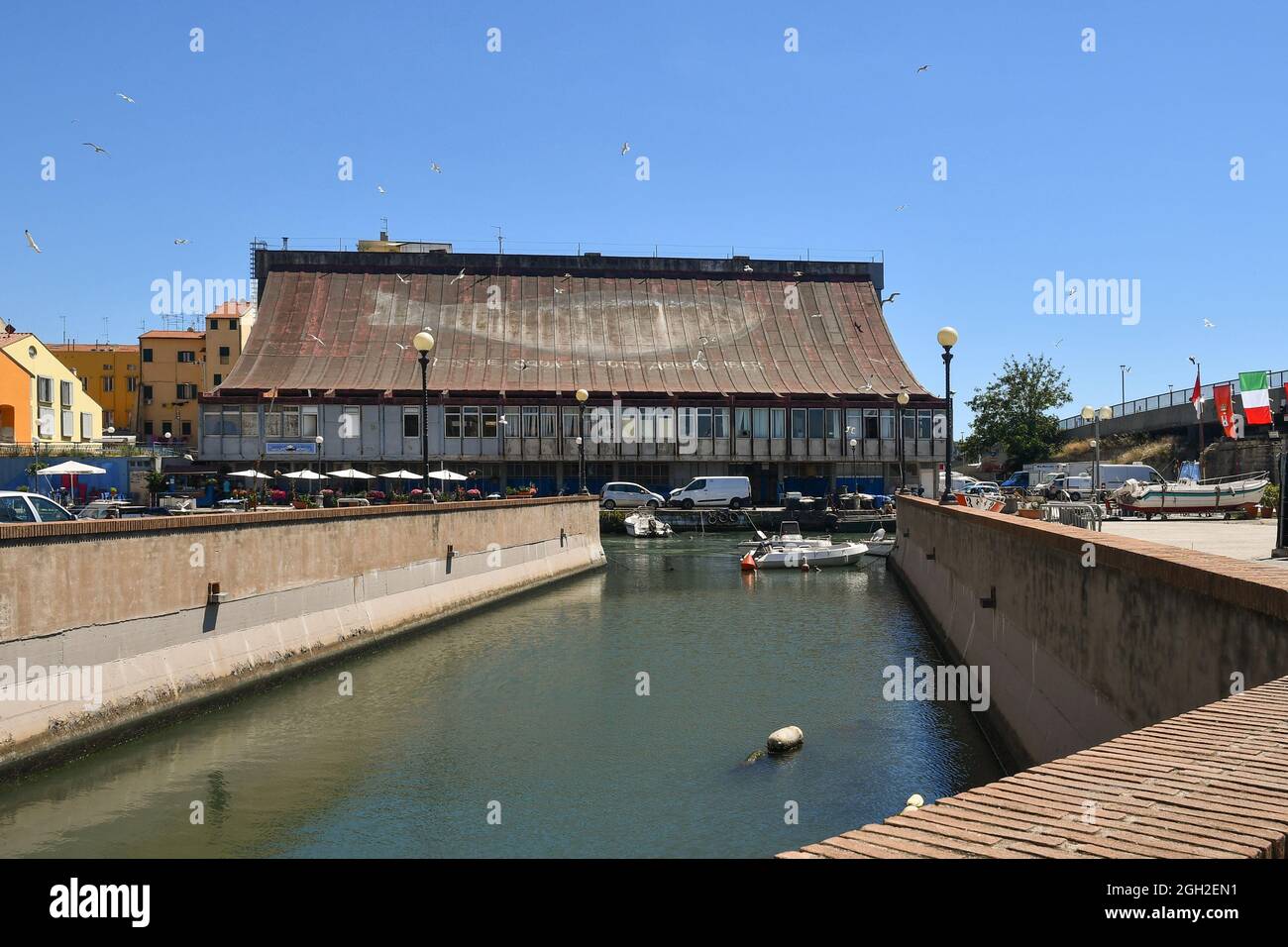 Le marché aux poissons dans le quartier de la Nouvelle Venise, avec une fresque de l'artiste Libertà qui représente une sardine gigantesque sur le toit de la pagode, Livourne, Toscane Banque D'Images