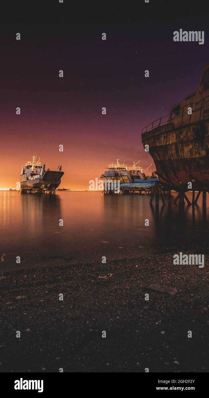 Les navires abandonnés , ce coup a été pris tôt le matin avant le lever du soleil . Banque D'Images