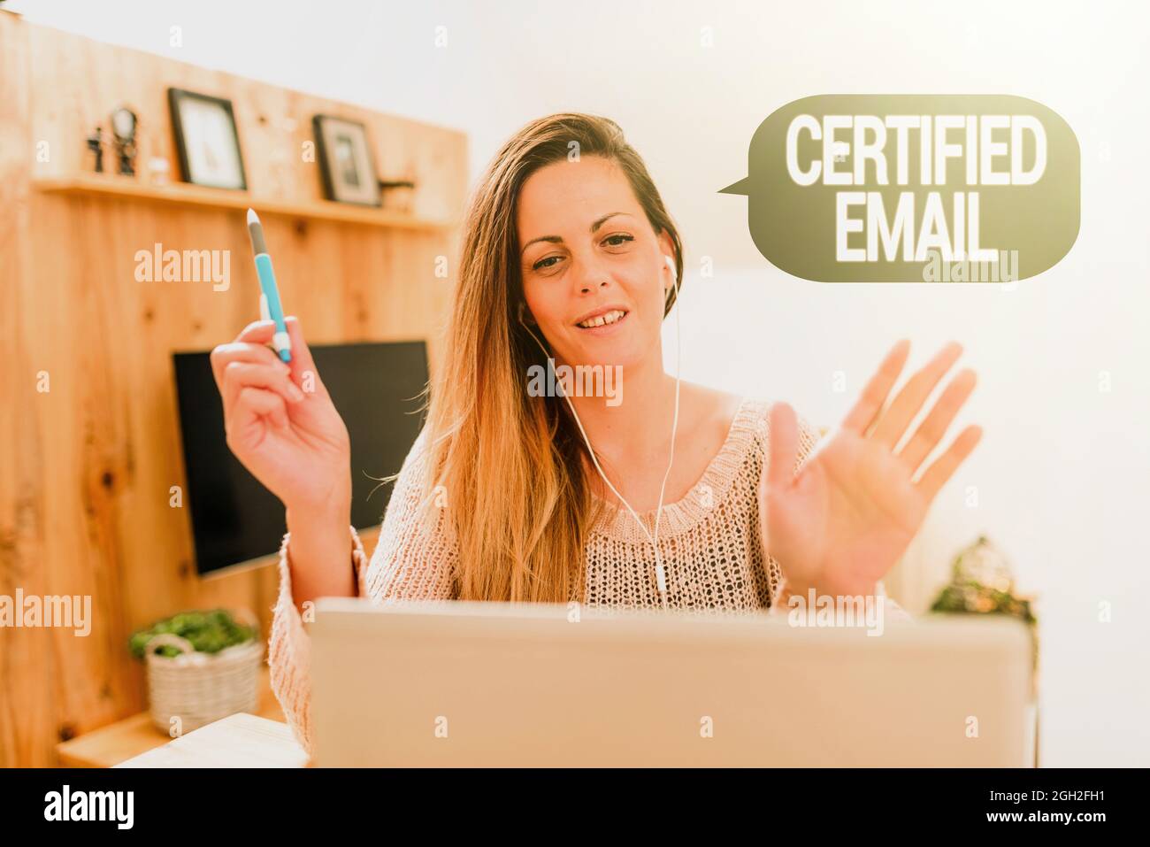 E-mail certifié pour l'affichage conceptuel. Business concept email dont l'envoi est certifié par un tiers neutre regardant les documentaires en ligne, jouant Banque D'Images