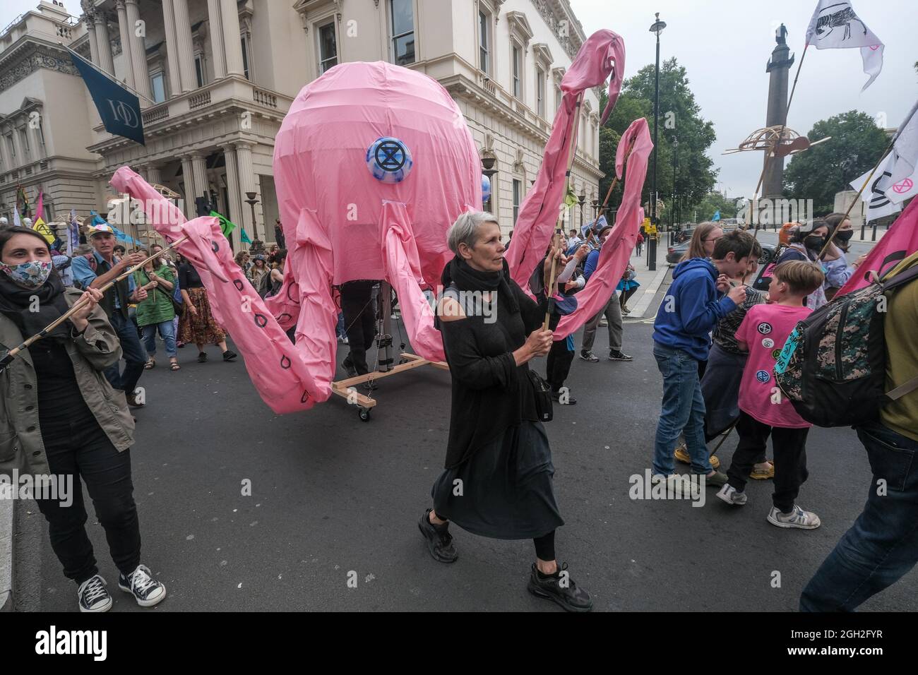 Londres, Royaume-Uni. 4 septembre 2021. Extinction Rebellion marche de Trafalgar Square à Hyde Park dans une Marche pour la nature, mettant l'accent sur l'aspect écologique de notre urgence actuelle. Une espèce s'éteint toutes les 5 minutes et près de 70% de la vie végétale et animale sur terre a été perdue en seulement 50 ans. Les forêts, les récifs coralliens, les prairies, les zones humides, leurs plantes et leurs animaux disparaissent rapidement. Peter Marshall/Alay Live News. Banque D'Images