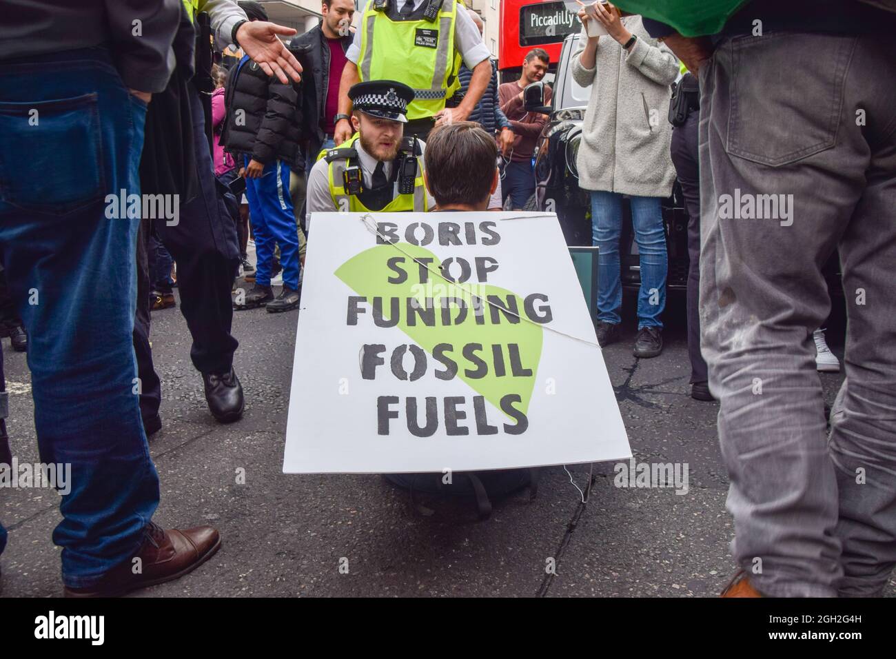 Londres, Royaume-Uni. 4 septembre 2021. La police parle à un manifestant qui bloque la route. Une paire de manifestants de la rébellion a bloqué la circulation sur Oxford Street le dernier jour de leur campagne de deux semaines pour la rébellion impossible, appelant le gouvernement britannique à agir de manière significative sur la crise climatique et écologique. (Crédit : Vuk Valcic / Alamy Live News) Banque D'Images