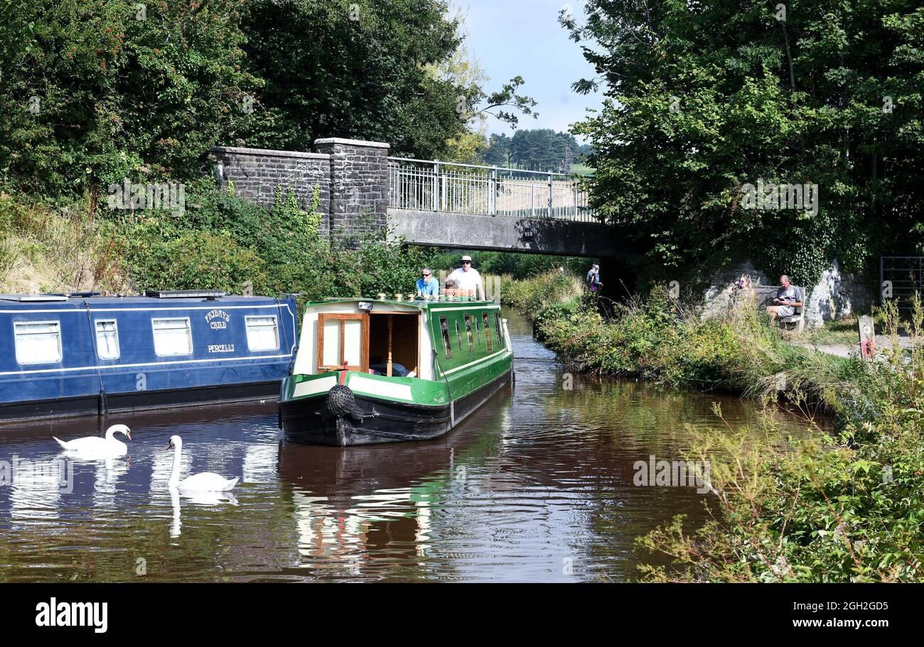 Une scène paisible sur le Monbucshire et le canal de Brecon dans le sud du pays de Galles, un beau samedi après-midi tandis que les gens apprécient le temps de la fin de l'été à travers le Royaume-Uni. Banque D'Images