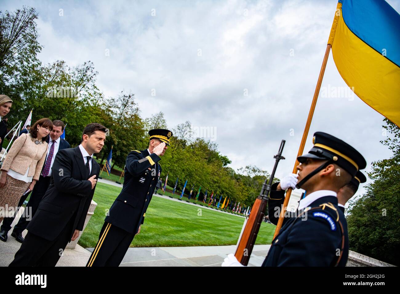 Le président ukrainien Volodymyr Zelenskyy, à gauche, et le général de l'armée américaine Allan Pepin lors d'une cérémonie de pose de couronnes d'honneur à la tombe du soldat inconnu au cimetière national d'Arlington le 1er septembre 2021 à Arlington, en Virginie. Banque D'Images