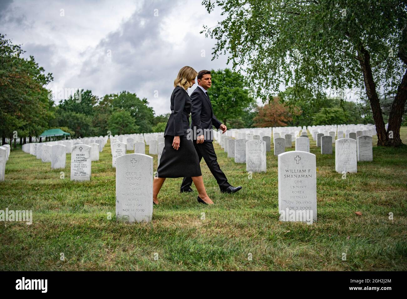 La première dame de l'Ukraine, Olena Zelenska, à gauche, et le président ukrainien, Volodymyr Zelenskyy, traversent la section 65 du cimetière national d'Arlington le 1er septembre 2021 à Arlington, en Virginie. Zelenskyy a visité les tombes de plusieurs membres du service polonais américain. Banque D'Images