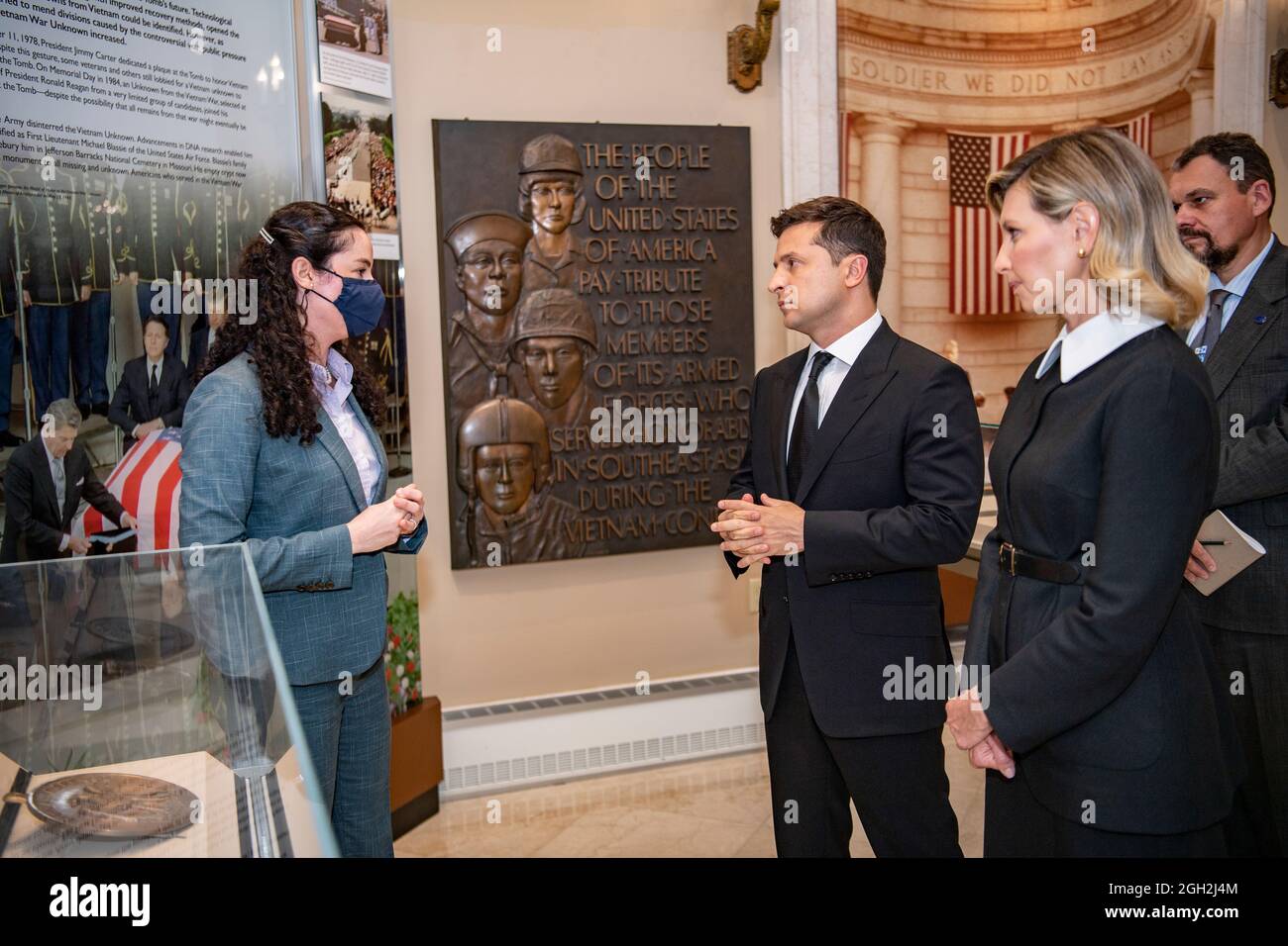 L'historien Allison Finkelstein, à gauche, fait une visite de la salle d'exposition de l'Amphithéâtre commémoratif à destination de la première dame d'Ukraine, Olena Zelenska, à droite, et du président ukrainien, Volodymyr Zelenskyy, au centre, au cimetière national d'Arlington, le 1er septembre 2021, à Arlington, en Virginie. Banque D'Images