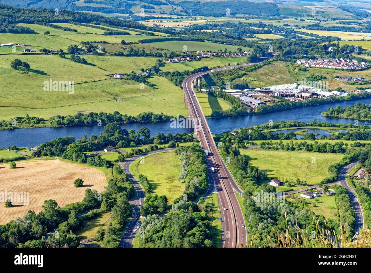 Vue depuis le sommet de Kinnoull Hill, Perth. Écosse, Royaume-Uni montrant le pont Friarton portant l'autoroute M90. 17 juillet 2021 Banque D'Images
