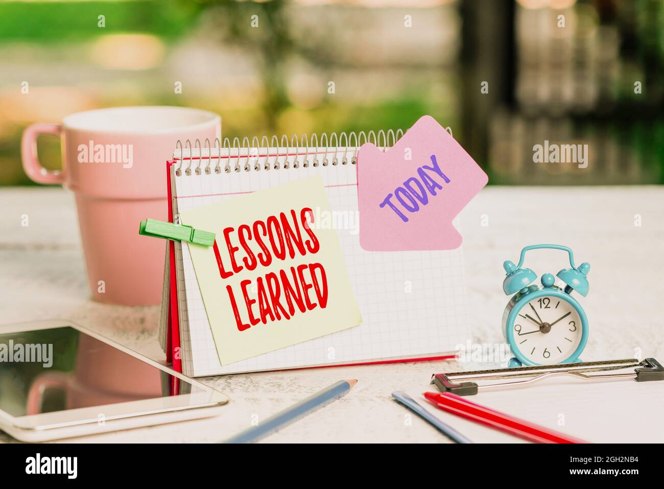 Texte d'écriture leçons apprises. Mot écrit sur les connaissances ou la compréhension acquises par expérience Outdoor Coffee and Refresment Shop Ideas, Cafe Banque D'Images