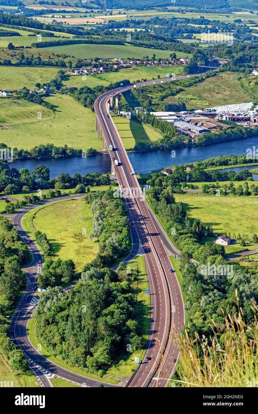 Vue depuis le sommet de Kinnoull Hill, Perth. Écosse, Royaume-Uni montrant le pont Friarton portant l'autoroute M90. 17 juillet 2021 Banque D'Images