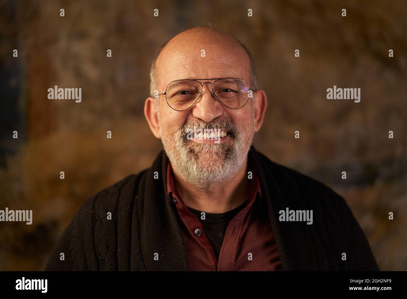 Portrait d'un homme caucasien d'âge moyen souriant regardant l'appareil photo. Regard d'une personne âgée Banque D'Images