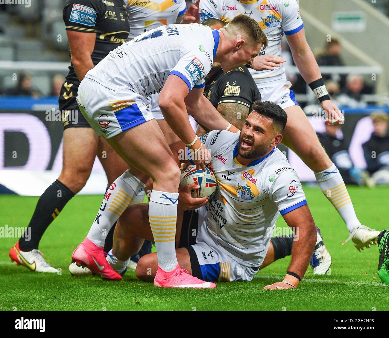 Newcastle, Angleterre - 4 septembre 2021 - Rhyse Martin (12) de Leeds Rhinos marque un essai pendant le Rugby League Betfred Super League Magic Weekend Leeds Rhinos vs Hull FC au St James' Park Stadium, Newcastle, Royaume-Uni crédit: Dean Williams/Alay Live News Banque D'Images