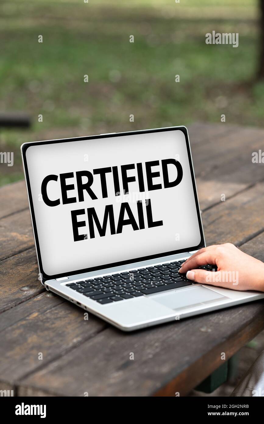 Texte de l'e-mail inspiration Certified. Concept signifiant e-mail dont l'envoi est certifié par un tiers neutre travaux en ligne et travail à distance Banque D'Images