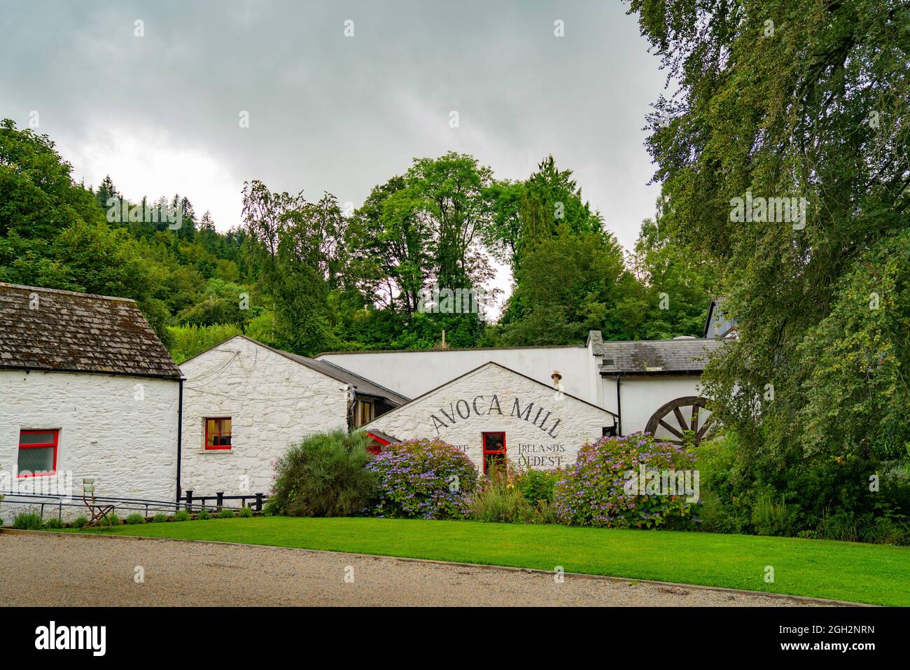 Wicklow Irlande - août 14 2017; bâtiments blancs avec fenêtre rouge d'Avoca Mill célèbre attraction touristique pour son tissage de laine et ses produits en W Banque D'Images