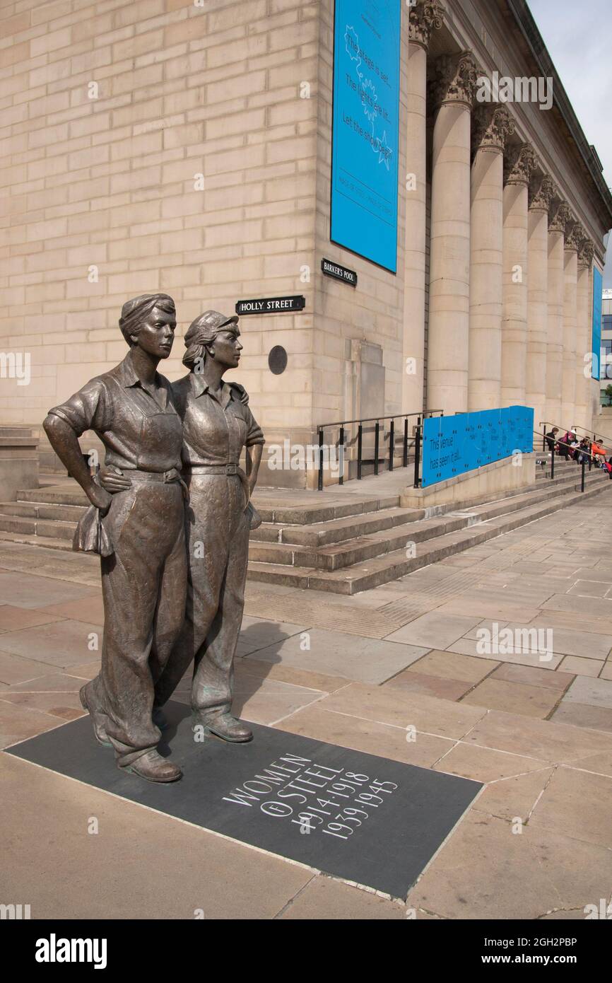 La sculpture de bronze Women of Steel de l'hôtel de ville, Barkers Pool, Sheffield, Yorkshire, commémore les femmes de Sheffield qui ont wokred dans l'acier i de la ville Banque D'Images