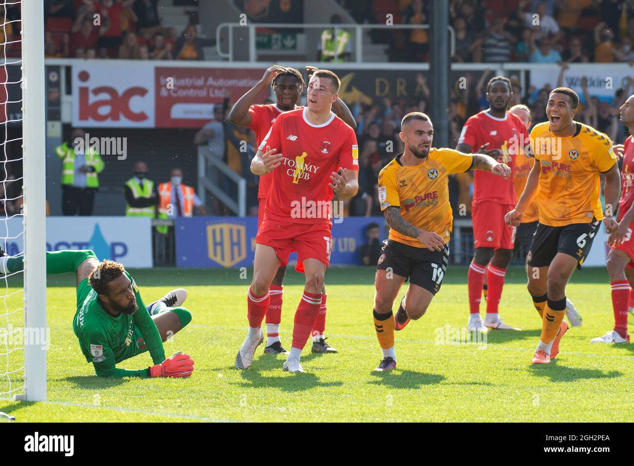 Newport, Royaume-Uni. 04e septembre 2021. Dom Telford, du comté de Newport (c) célèbre après avoir mis ses équipes au deuxième but d'égaliser à 2-2. EFL Skybet football League Two Match, Newport County v Leyton Orient FC au Rodney Parade à Newport, pays de Galles, le samedi 4 septembre 2021. Cette image ne peut être utilisée qu'à des fins éditoriales. Utilisation éditoriale uniquement, licence requise pour une utilisation commerciale. Aucune utilisation dans les Paris, les jeux ou les publications d'un seul club/ligue/joueur. photo par crédit : Andrew Orchard sports photographie/Alay Live News Banque D'Images