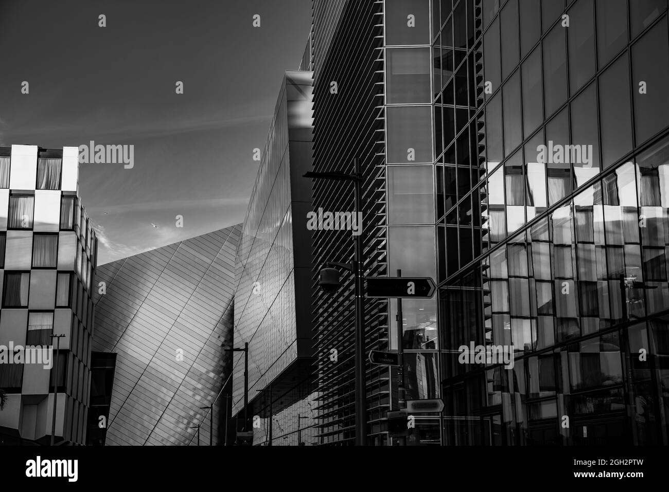 Angles architecturaux monochromatiques et réflexions de l'architecture moderne de gros plan. Banque D'Images