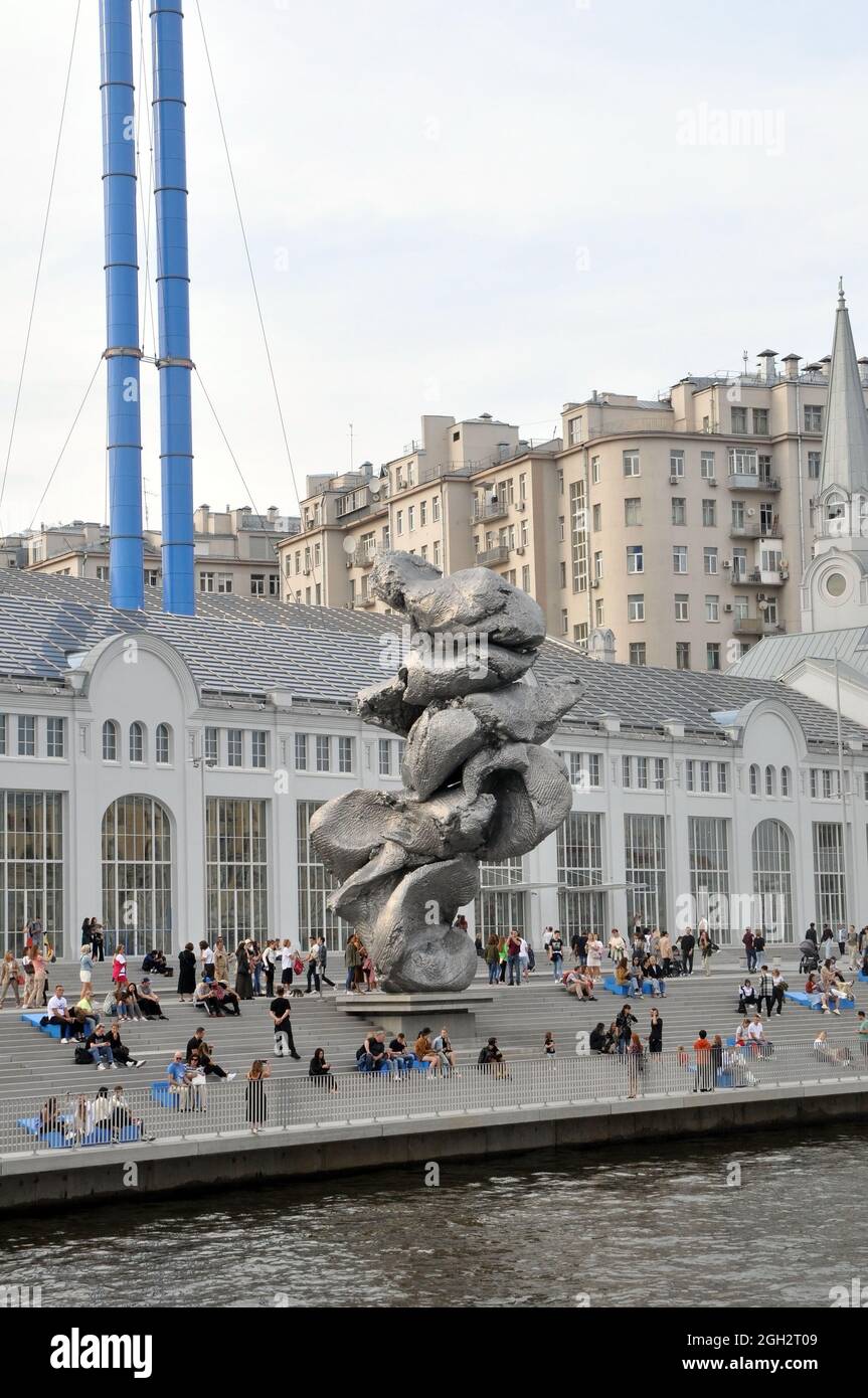RUSSIE, MOSCOU - 29 AOÛT 2021 : installation par Urs Fischer Big Clay-4 sur le remblai Bolotnaya à Moscou. Banque D'Images