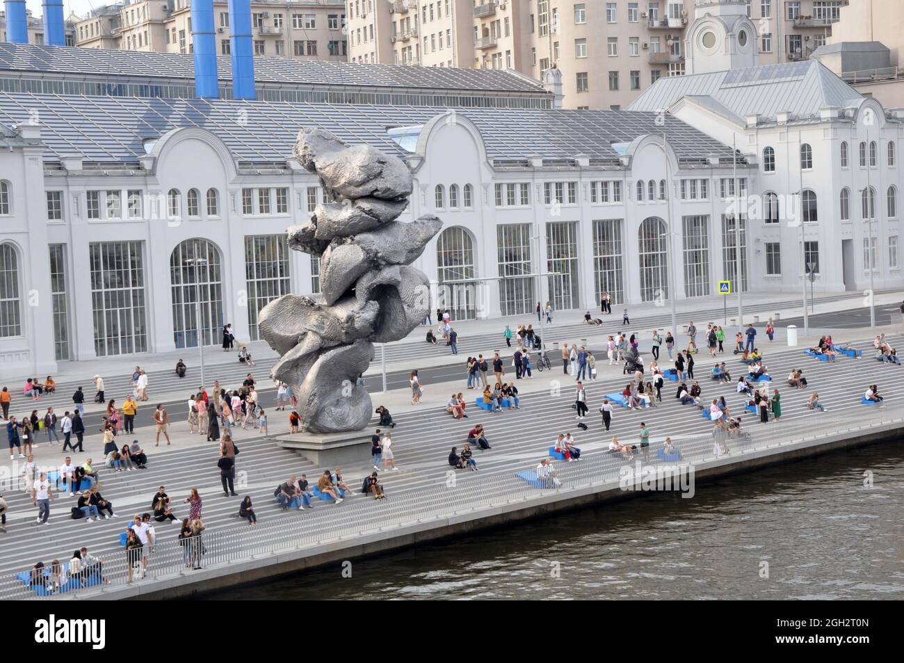 RUSSIE, MOSCOU - 29 AOÛT 2021 : installation par Urs Fischer Big Clay-4 sur le remblai Bolotnaya à Moscou. Banque D'Images