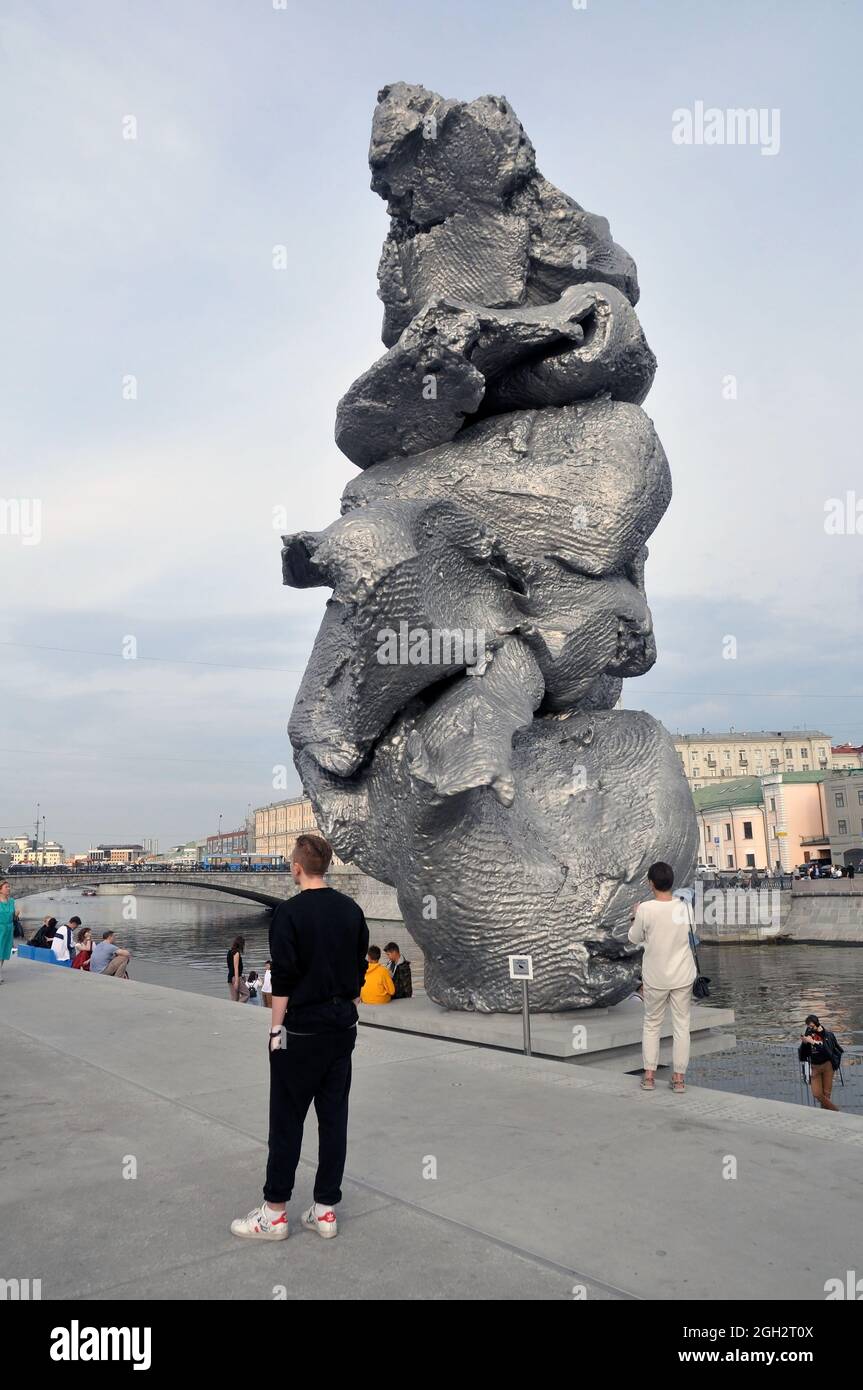 RUSSIE, MOSCOU - 29 AOÛT 2021 : installation par Urs Fischer Big Clay-4 sur le remblai Bolotnaya à Moscou. Banque D'Images