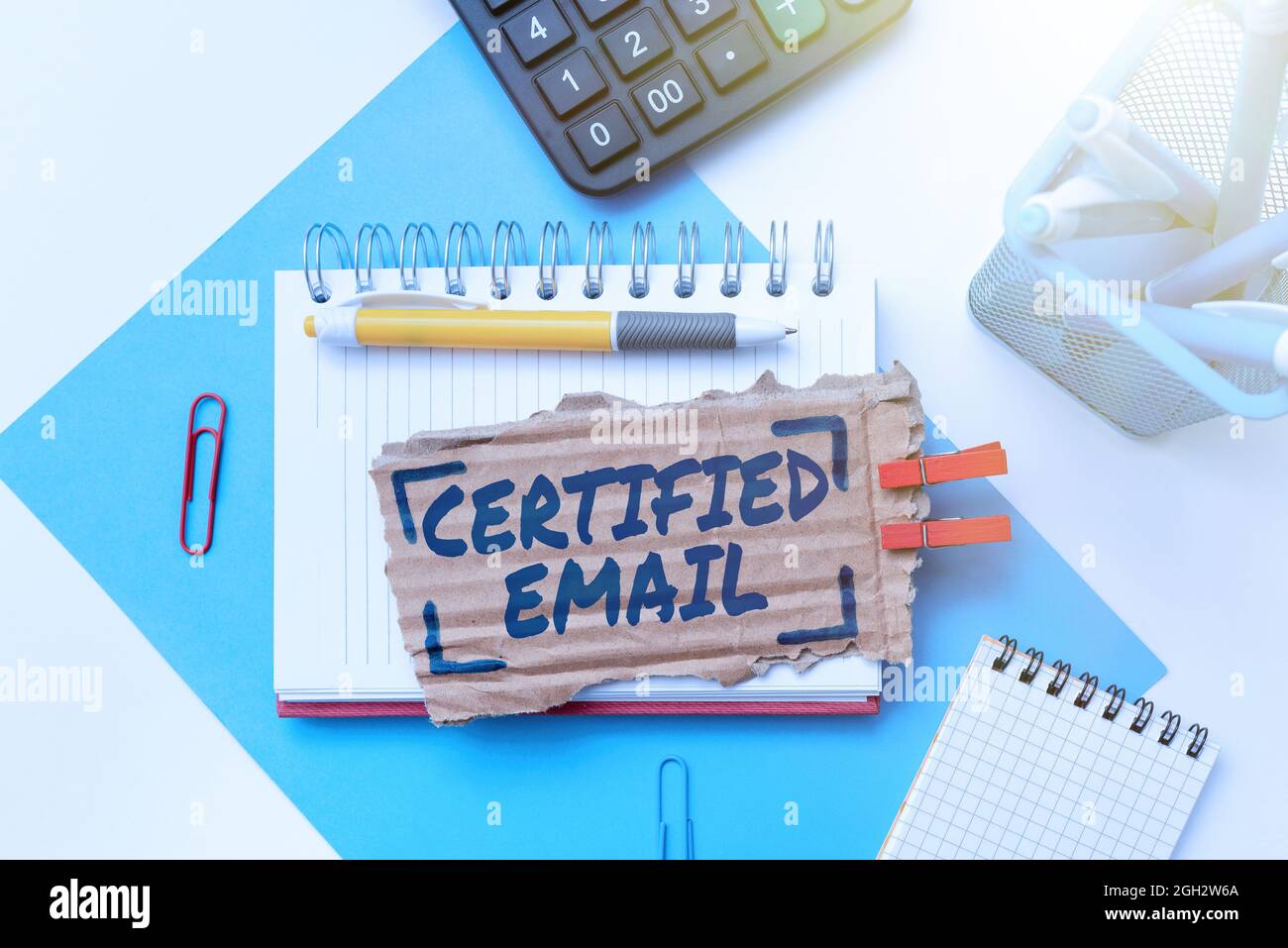 E-mail certifié texte manuscrite. E-mail de présentation d'entreprise dont l'envoi est certifié par un tiers neutre calculant les dépenses budgétisation idées mathématiques Banque D'Images