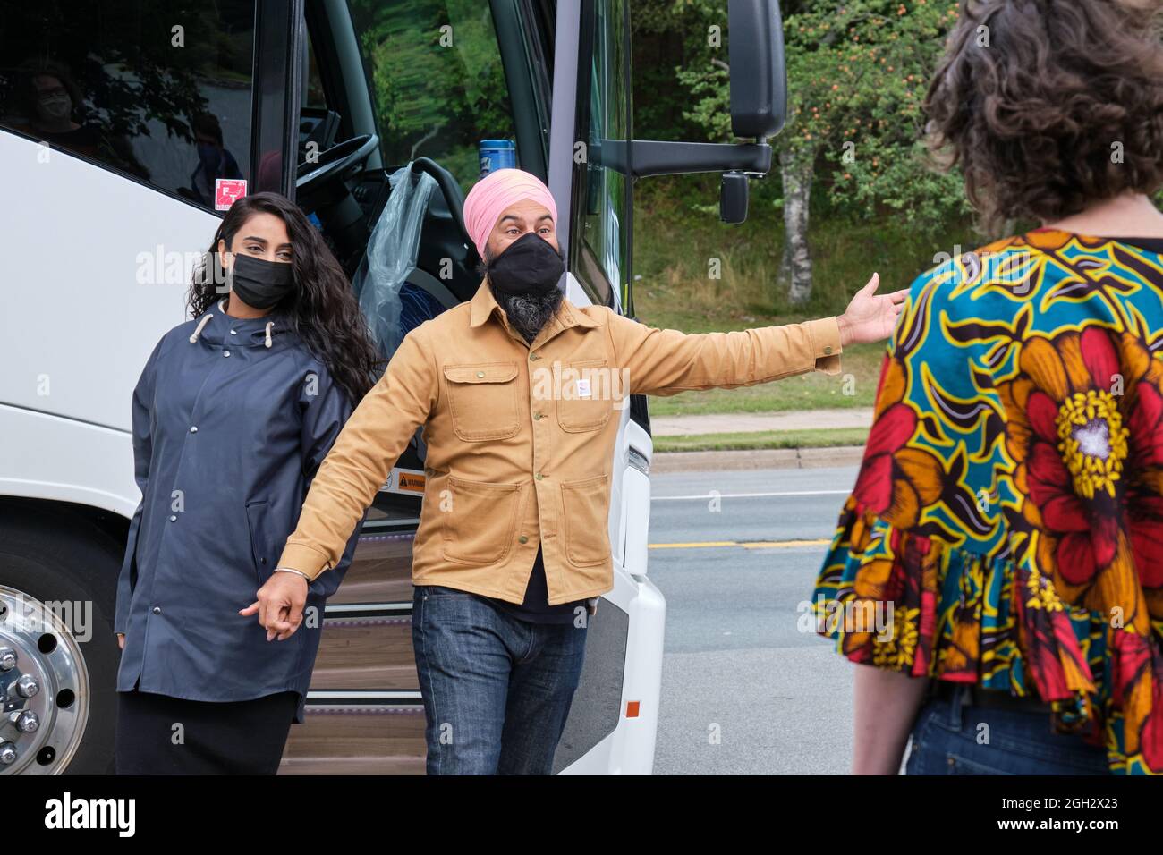 Halifax, Nouvelle-Écosse, Canada. 4 septembre 2021. Le chef du NPD Jagmeet Singh et son épouse Gurkiran Kaur Sidhu arrivent pour rencontrer de jeunes électeurs locaux afin de discuter de leurs préoccupations en vue des prochaines élections fédérales le 20 septembre. Credit: Meanderingemu/Alamy Live News Banque D'Images