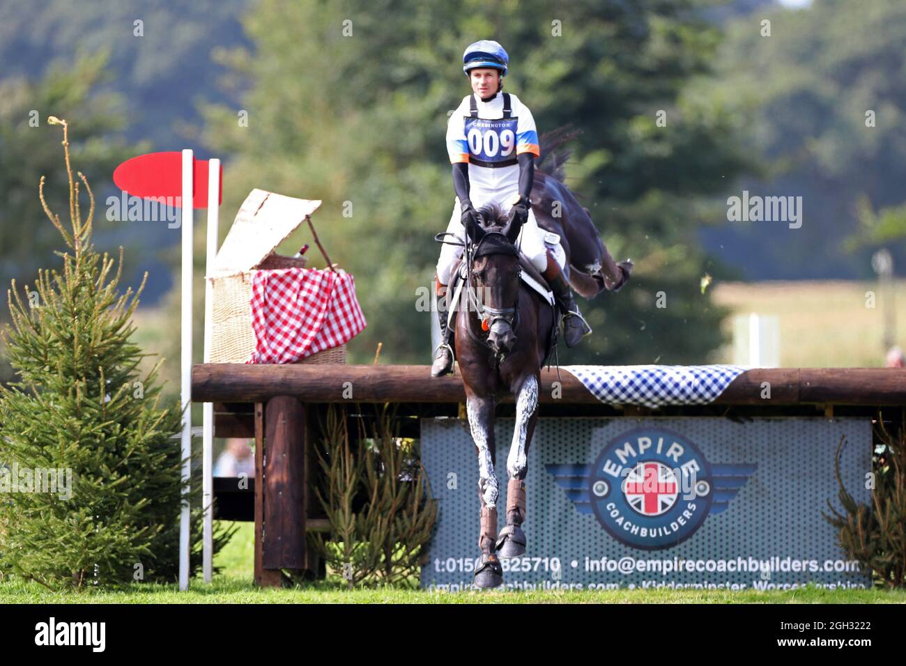 Budleigh Salterton, Devon, Royaume-Uni. 4 septembre 2021; Bicton Park, East Budleigh Salterton, Budleigh Salterton, Royaume-Uni: Bicton CCI 5* Equestrian Event; Francis Whittington Riding DHI Purple Rain efface la table de pique-nique Empire, Credit: Action plus Sports Images/Alamy Live News Banque D'Images