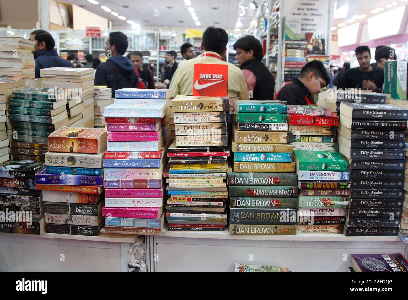 Les visiteurs inspectent et achètent les livres exposés à une foire du livre à New Delhi, en Inde. Banque D'Images