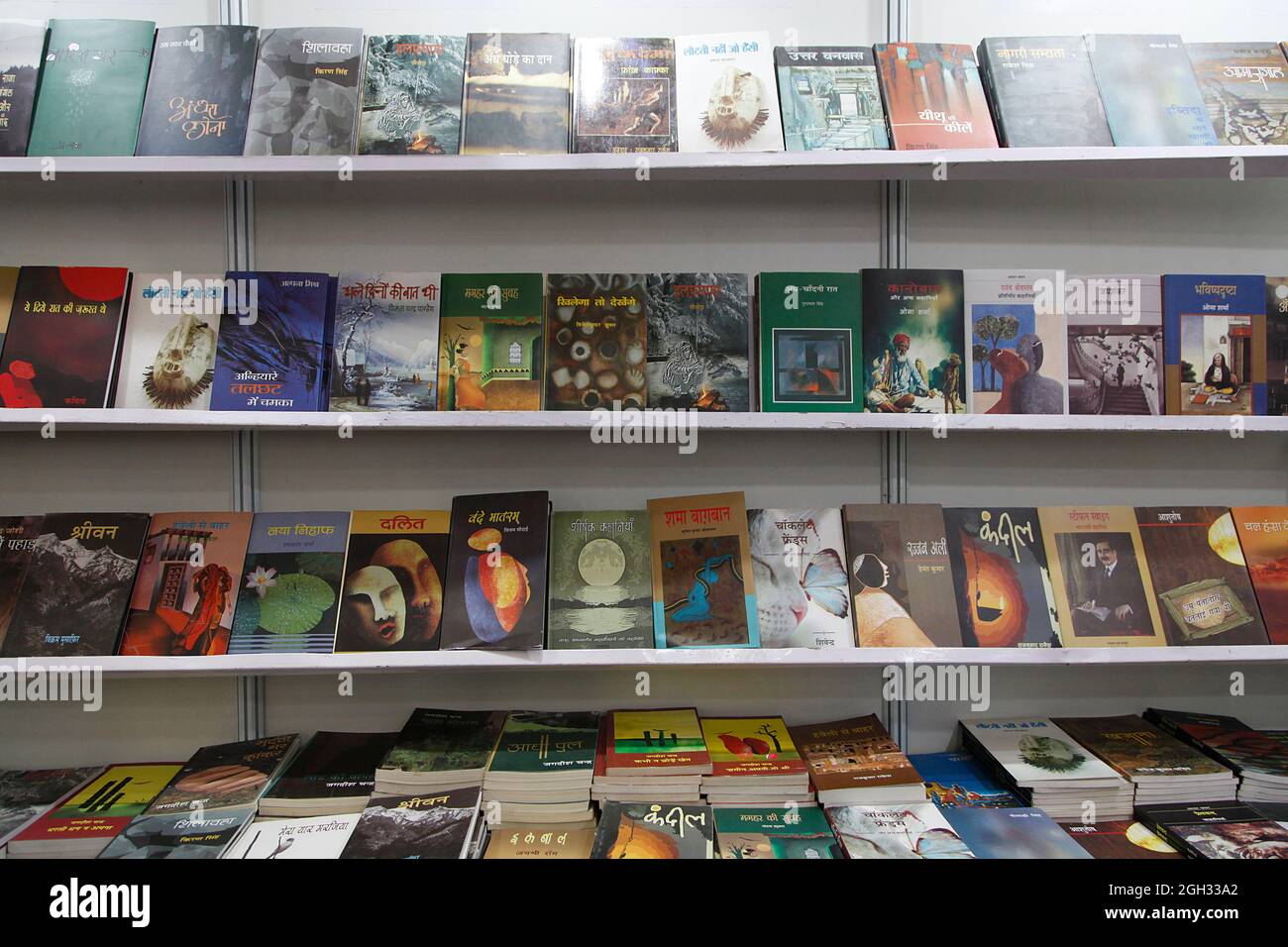 Les visiteurs inspectent et achètent les livres exposés à une foire du livre à New Delhi, en Inde. Banque D'Images