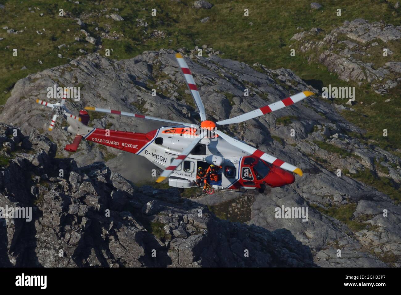 Un hélicoptère AW189 du garde-côtes de sa Majesté effectuant un sauvetage en montagne sur la face nord de Ben Nevis, Scottish Highlands, Royaume-Uni Banque D'Images