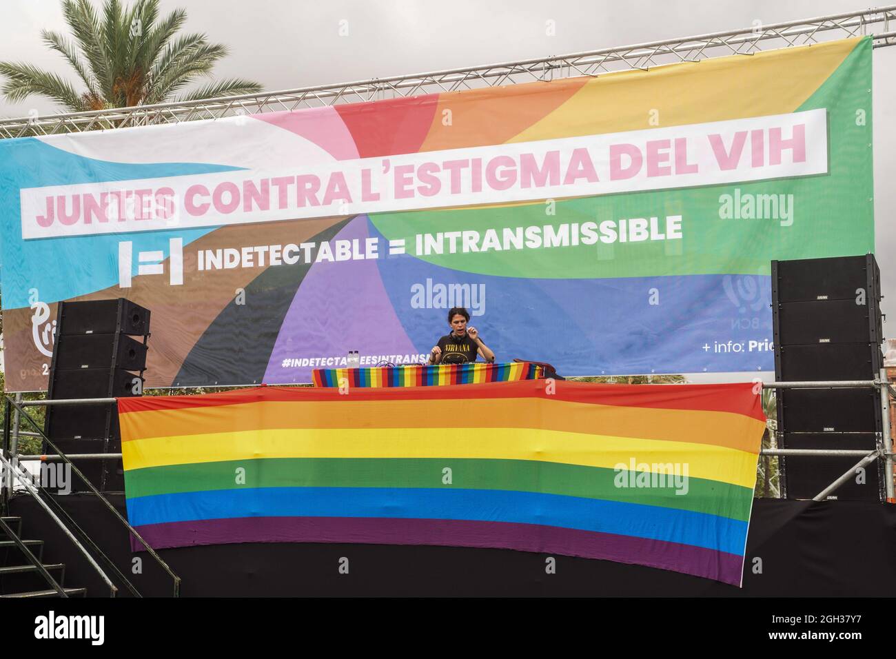 Barcelone, Espagne. 04e septembre 2021. Disc jockey est vu dans une boîte qui dit, ensemble contre la stigmatisation du VIH. Salon des entités de LGTBI, dans la fierté de Barcelone 2021, qui a été tenu sous le thème «ensemble contre la stigmatisation du VIH», à une date reprogrammée ce samedi 4 septembre, sans activités festives ou musicales en raison de l'incidence de la pandémie de Covid-19. Crédit : SOPA Images Limited/Alamy Live News Banque D'Images