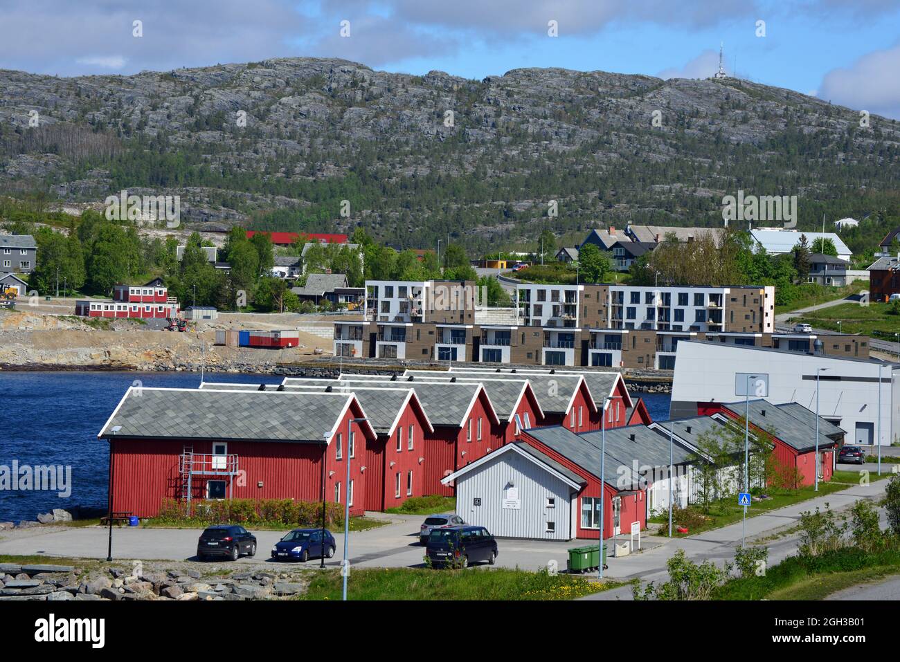 Maisons sur le front de mer à Alta, Finnamark, Norvège un jour en juin Banque D'Images