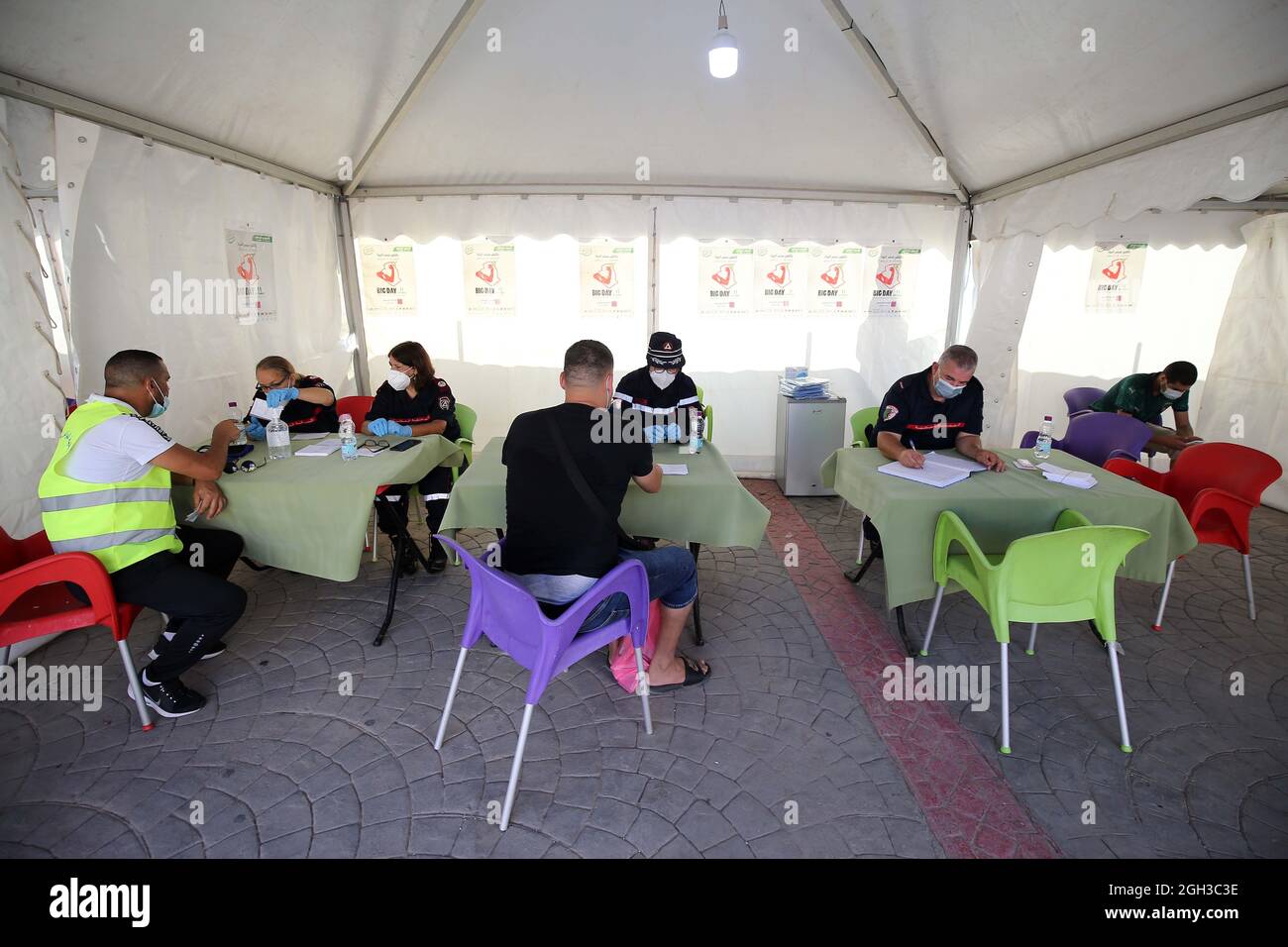 Alger. 4 septembre 2021. Les personnes s'inscrivent à la vaccination COVID-19 sur un site de vaccination à Alger, en Algérie, le 4 septembre 2021. Samedi, l'Algérie a lancé une vaste campagne de vaccination contre le COVID-19 visant à atteindre l'immunité collective Dès que possible en vaccinant le plus grand nombre de personnes. Credit: Xinhua/Alay Live News Banque D'Images
