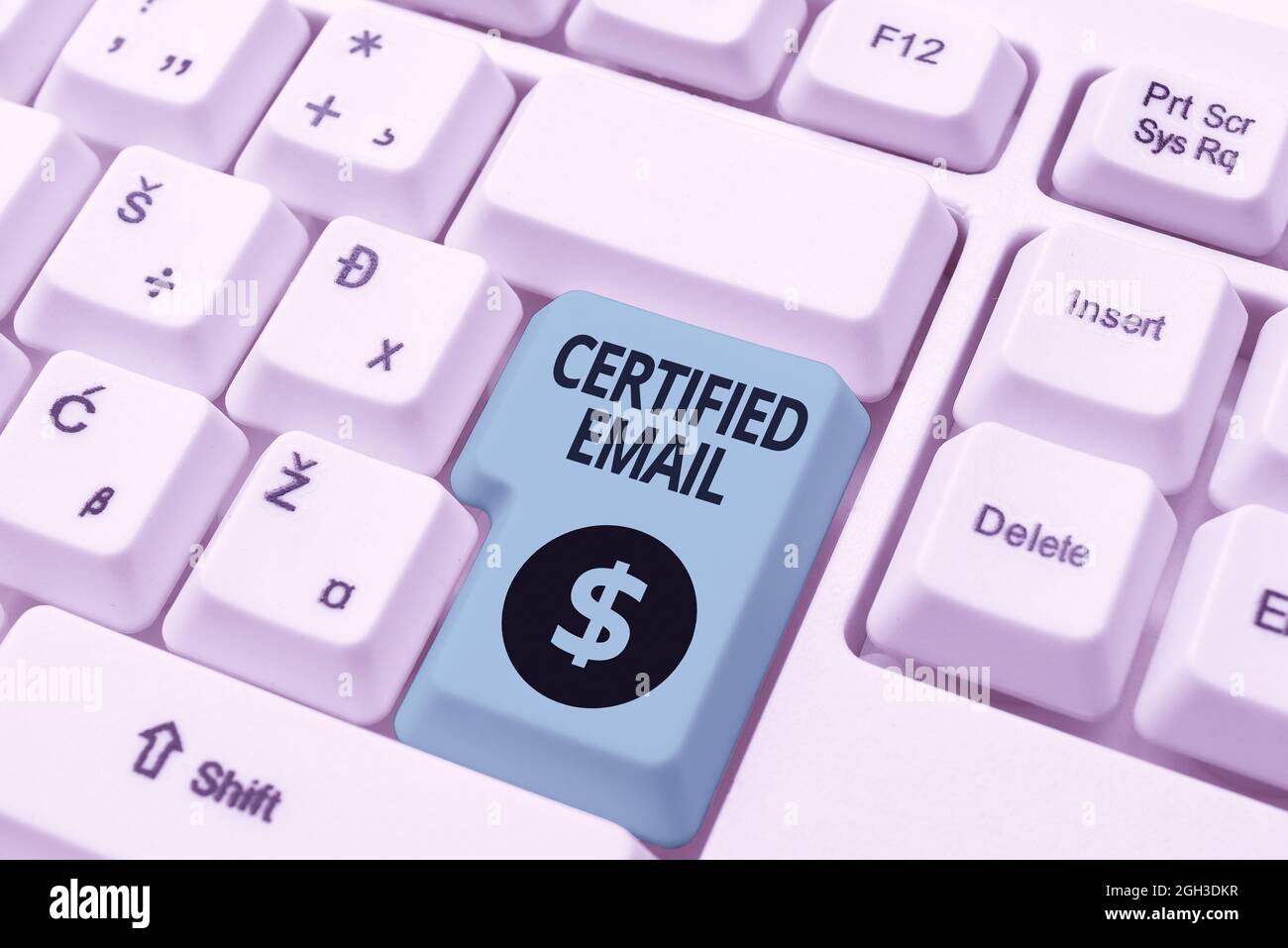 Affiche affichant un e-mail certifié. Concept signification e-mail dont l'envoi est certifié par un tiers neutre Résumé envoi de plusieurs messages en ligne Banque D'Images