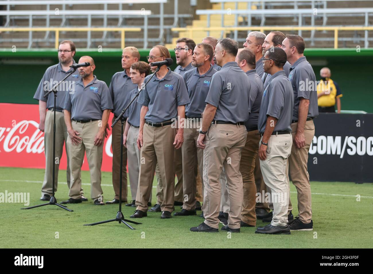Saint-Pétersbourg, Floride ; le chœur des hommes gay de Tampa Bay a chanté l'hymne national lors de la nuit de la fierté avec les voyous de Tampa Bay lors d'un match de football de l'USL aga Banque D'Images