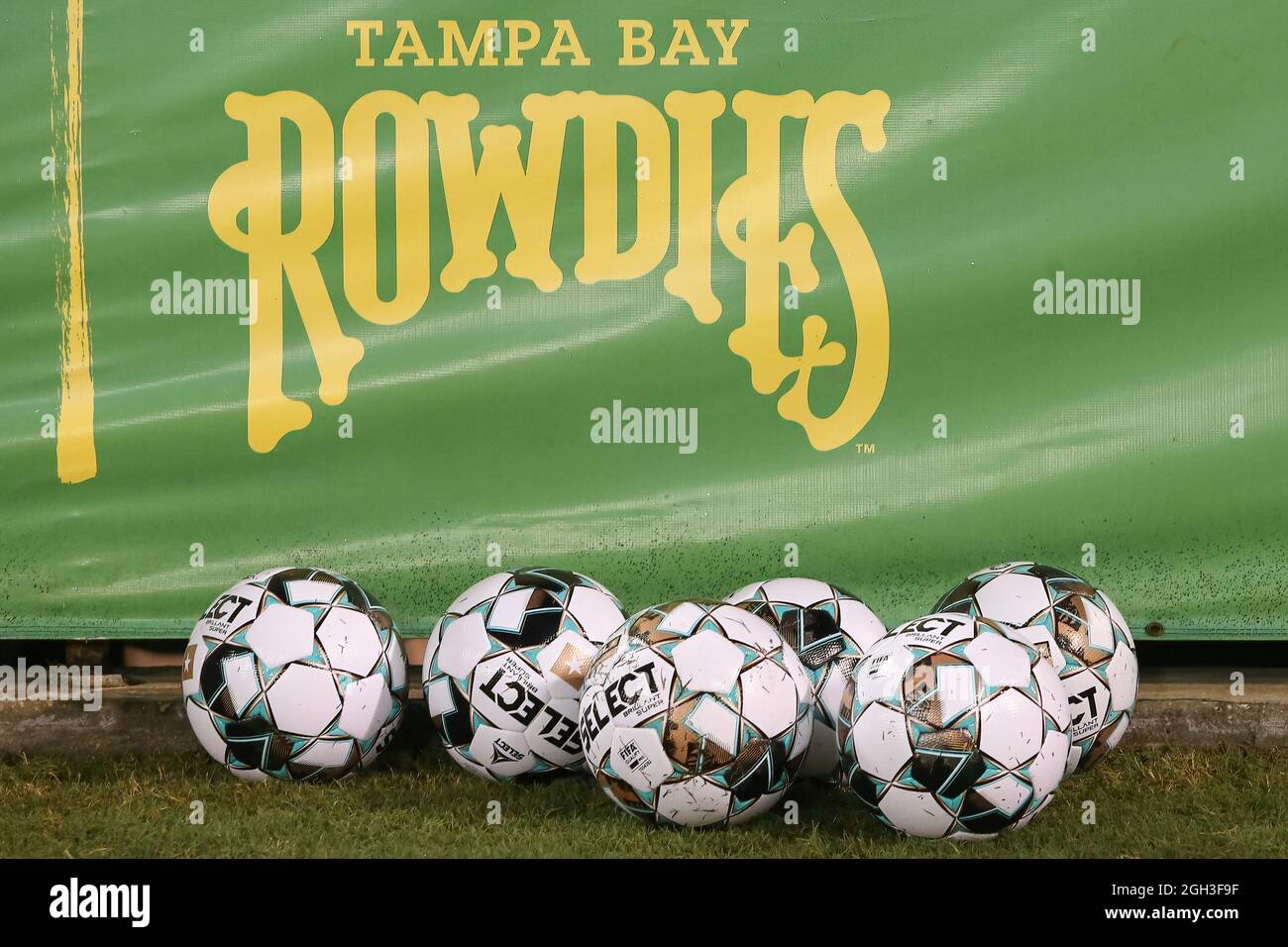 St. Petersburg, FL ; Une vue générale des ballons de football et du logo Tampa Bay rowdies lors d'un match de football USL contre le Oakland Roots SC, vendredi, Septe Banque D'Images
