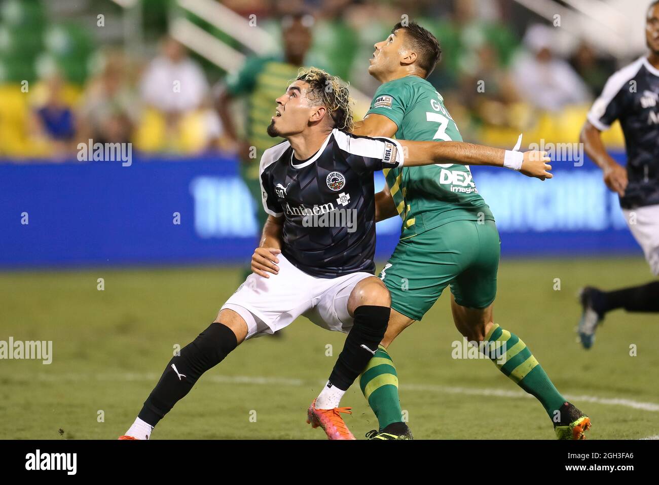 Saint-Pétersbourg, FL ; Oakland Roots SC avant Johnny Rodriguez (61) et le défenseur des voyous de Tampa Bay Aaron Guillen (33) regardent pour diriger le ballon pendant un US Banque D'Images