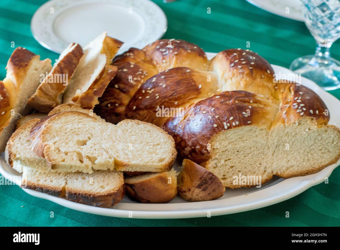 Le pain gallah, un casher, tressé aux œufs, est souvent servi dans les ménages juifs pendant les fêtes de Shabbat et les fêtes importantes. Banque D'Images