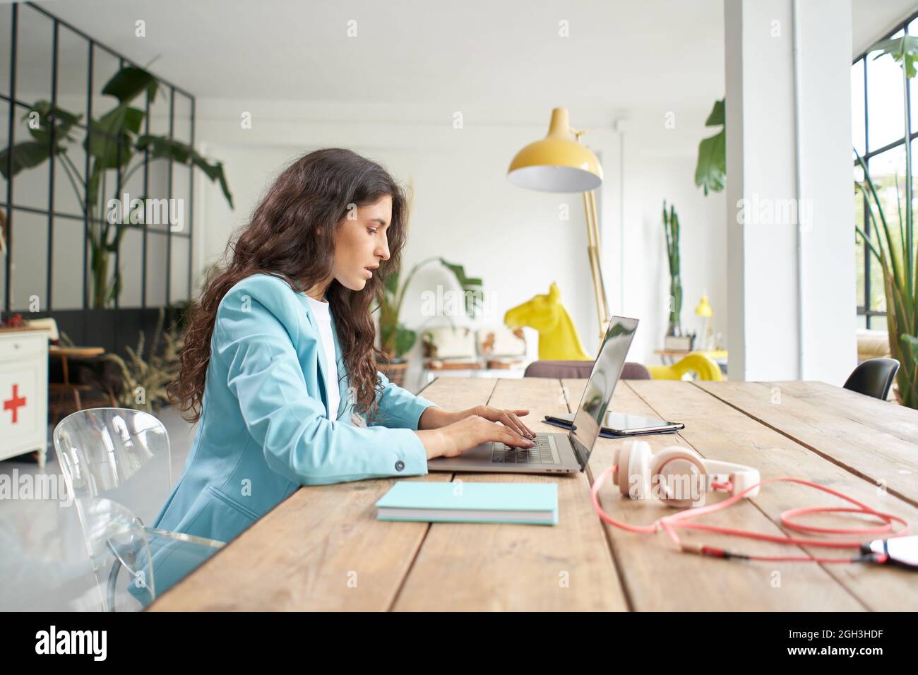 Gros plan de la belle jeune femme d'affaires dactylographiant sur le clavier d'ordinateur portable. Une employée de bureau en costume formel se concentre sur le travail dans le bureau moderne Banque D'Images
