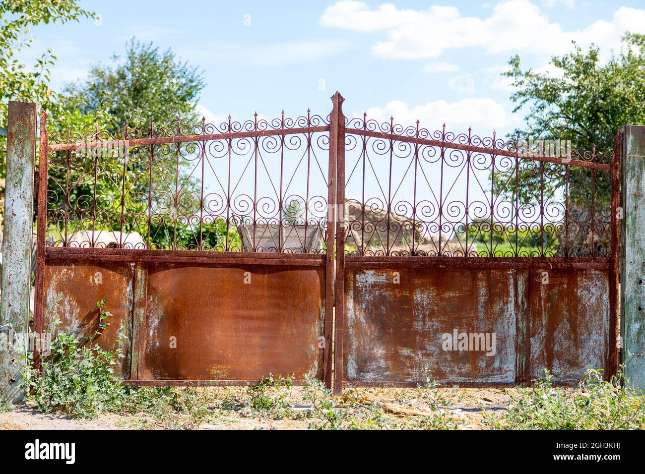 vieilles portes de rickety. Ancienne porte rouillée dans une maison abandonnée. Porte cassée. Banque D'Images