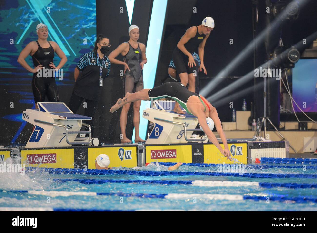 Federica Pellegrini, retourne à la piscine de la Ligue internationale de natation 2021, à l'intérieur de la piscine Felice Scandone à Naples. Un véritable championnat du monde en équipes de natation qui se poursuivra en novembre avec les séries éliminatoires, avec les 8 premiers de la saison régulière, pour se terminer en janvier 2022 avec les 4 meilleures équipes pour disputer le titre. Ce sont les dix équipes de la Ligue internationale de natation 2021: Aqua Centurions (Italie, capitaine Federica Pellegrini), Cali Condors (Etats-Unis, champions en titre), DC Trident (Etats-Unis), Energy Standard (France), New York Breakers (États-Unis), Team Iron (Hongrie), Los Angeles Cur Banque D'Images