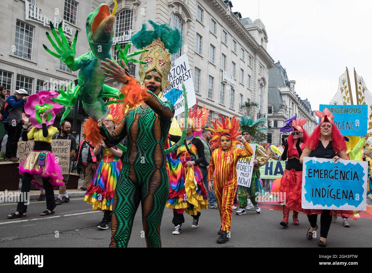 Londres, Royaume-Uni. 4 septembre 2021. Extinction les activistes de la rébellion mettent en évidence le changement climatique dans la forêt amazonienne lors d'une marche colorée pour la nature le dernier jour de leur rébellion impossible de deux semaines. Extinction la rébellion appelle le gouvernement britannique à mettre fin à tous les nouveaux investissements dans les combustibles fossiles avec effet immédiat. Crédit : Mark Kerrison/Alamy Live News Banque D'Images