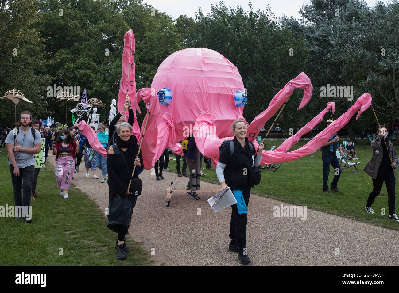 Londres, Royaume-Uni. 4 septembre 2021. Les activistes de la rébellion océanique arrivent à Hyde Park avec un poulpe rose géant à la fin de la Marche de la rébellion pour la nature, le dernier jour de leur rébellion impossible de deux semaines. Extinction la rébellion appelle le gouvernement britannique à mettre fin à tous les nouveaux investissements dans les combustibles fossiles avec effet immédiat. Crédit : Mark Kerrison/Alamy Live News Banque D'Images