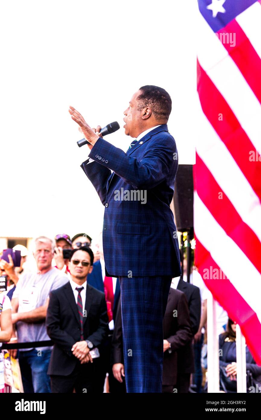 Westminster, Californie, États-Unis. 04e septembre 2021. LARRY ELDER, le principal challenger républicain lors de l'élection de rappel du gouverneur de Californie, Gavin Newsom, présente son argument pour « Yes on Recall » dans le parking de l'Asian Garden Mall. (Credit image: © Brian Cahn/ZUMA Press Wire) Banque D'Images