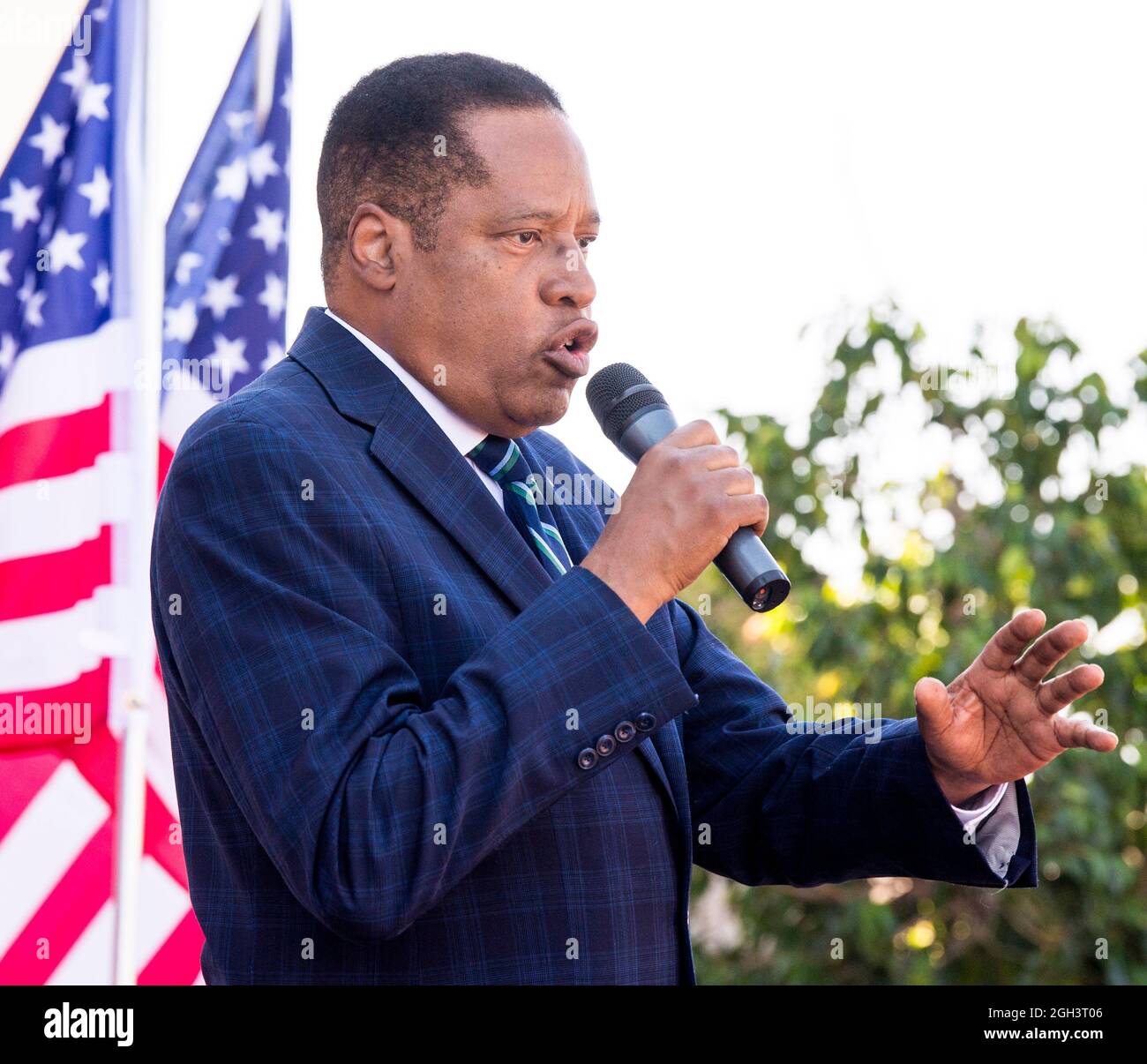 Westminster, Californie, États-Unis. 04e septembre 2021. LARRY ELDER, le principal challenger républicain lors de l'élection de rappel du gouverneur de Californie, Gavin Newsom, présente son argument pour « Yes on Recall » dans le parking de l'Asian Garden Mall. (Credit image: © Brian Cahn/ZUMA Press Wire) Banque D'Images