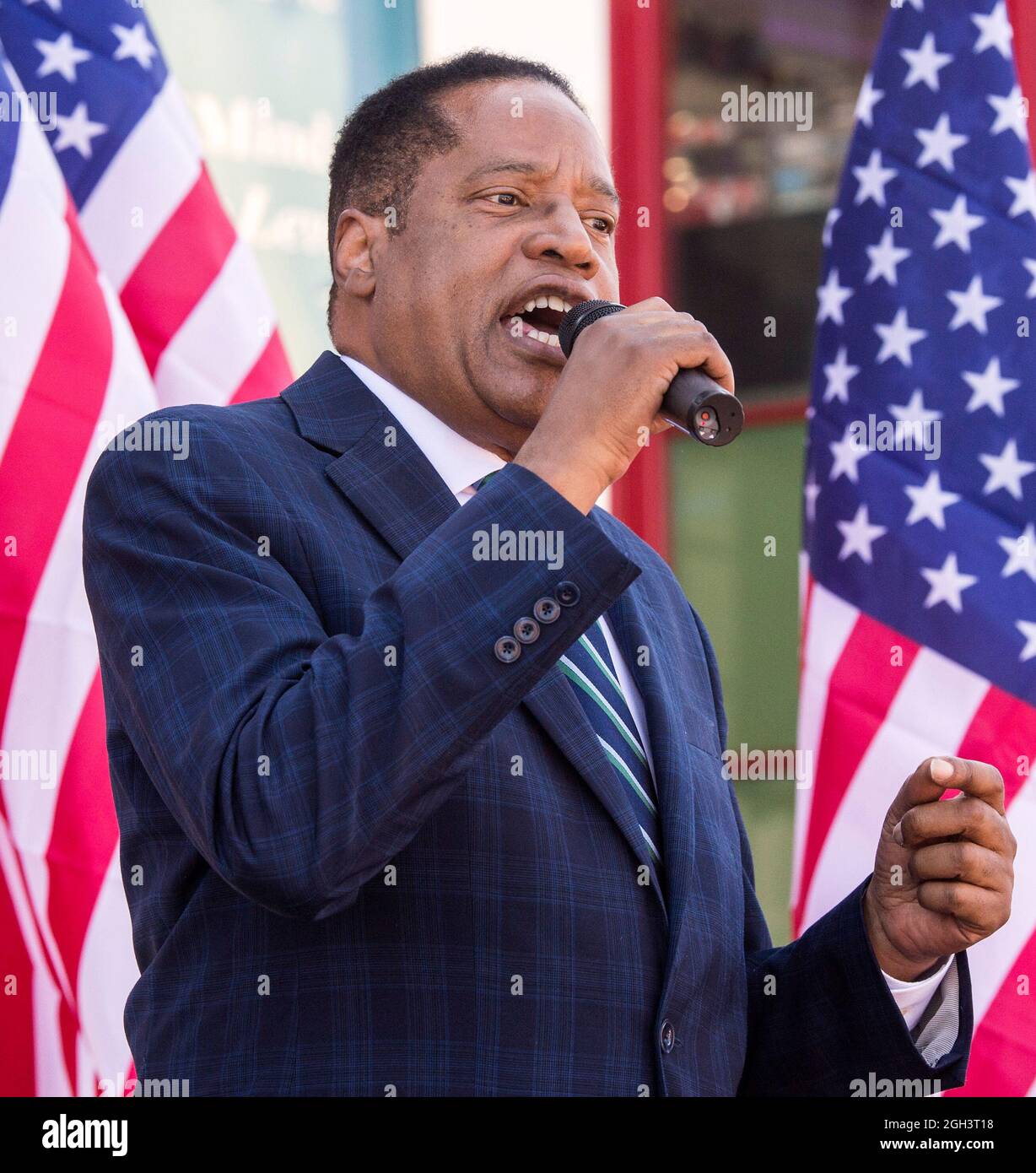 Westminster, Californie, États-Unis. 04e septembre 2021. LARRY ELDER, le principal challenger républicain lors de l'élection de rappel du gouverneur de Californie, Gavin Newsom, présente son argument pour « Yes on Recall » dans le parking de l'Asian Garden Mall. (Credit image: © Brian Cahn/ZUMA Press Wire) Banque D'Images