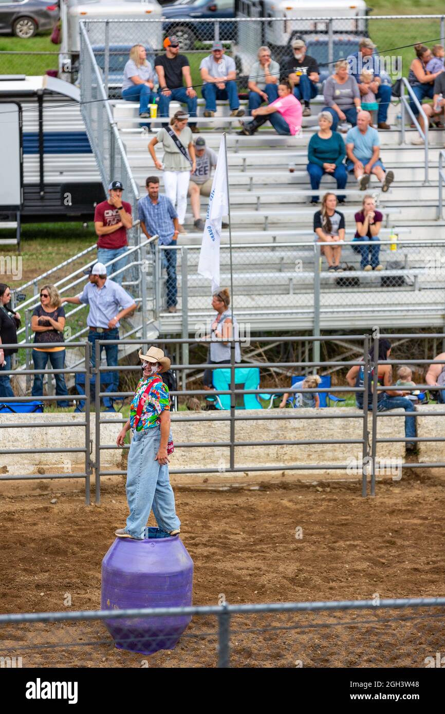 Un barrelman, AKA: rodeo Clown, divertit la foule lors d'un événement A Bar Rodeo Productions à la foire du comté de Noble à Kendallville, Indiana, États-Unis. Banque D'Images